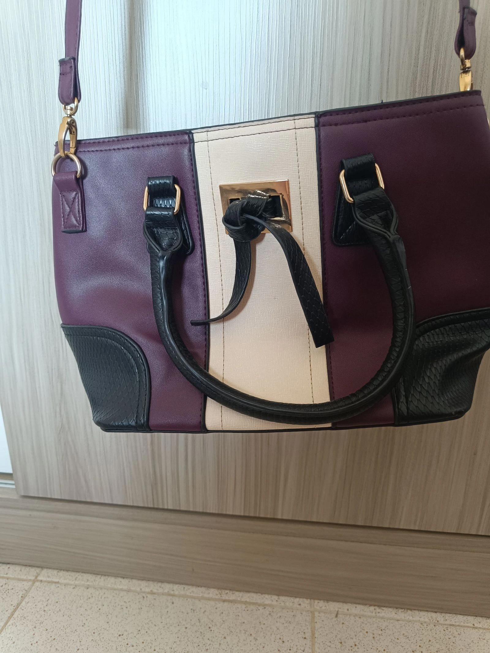 Bolso bandolera y mano Atmosphere tricolor berenjena crema negro – photo 2
